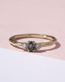 Ring met groenblauwe saffier en witte diamanten