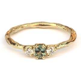 Twig ring met groene saffier en diamant