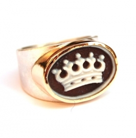 Ring with crown cameo