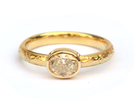 Klassieke ring met ovale diamant