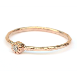 Fijne roodgouden Naoki ring met witte diamant