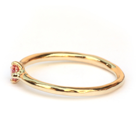 Elegante ring met roze diamant