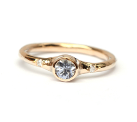 Ring met lichtblauwe saffier en diamant