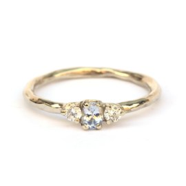 Witgouden ring met lichtblauwe saffier en diamant