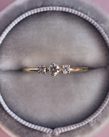 Geelgouden ring met drie diamanten