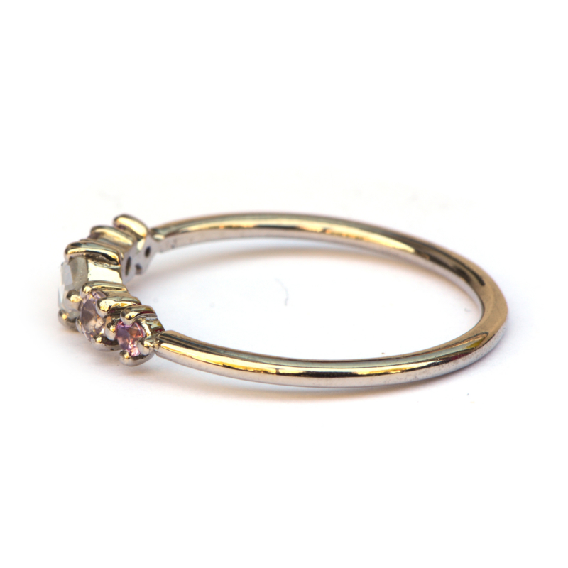 Witgouden ring met roze edelstenen en diamant | Ringen ...