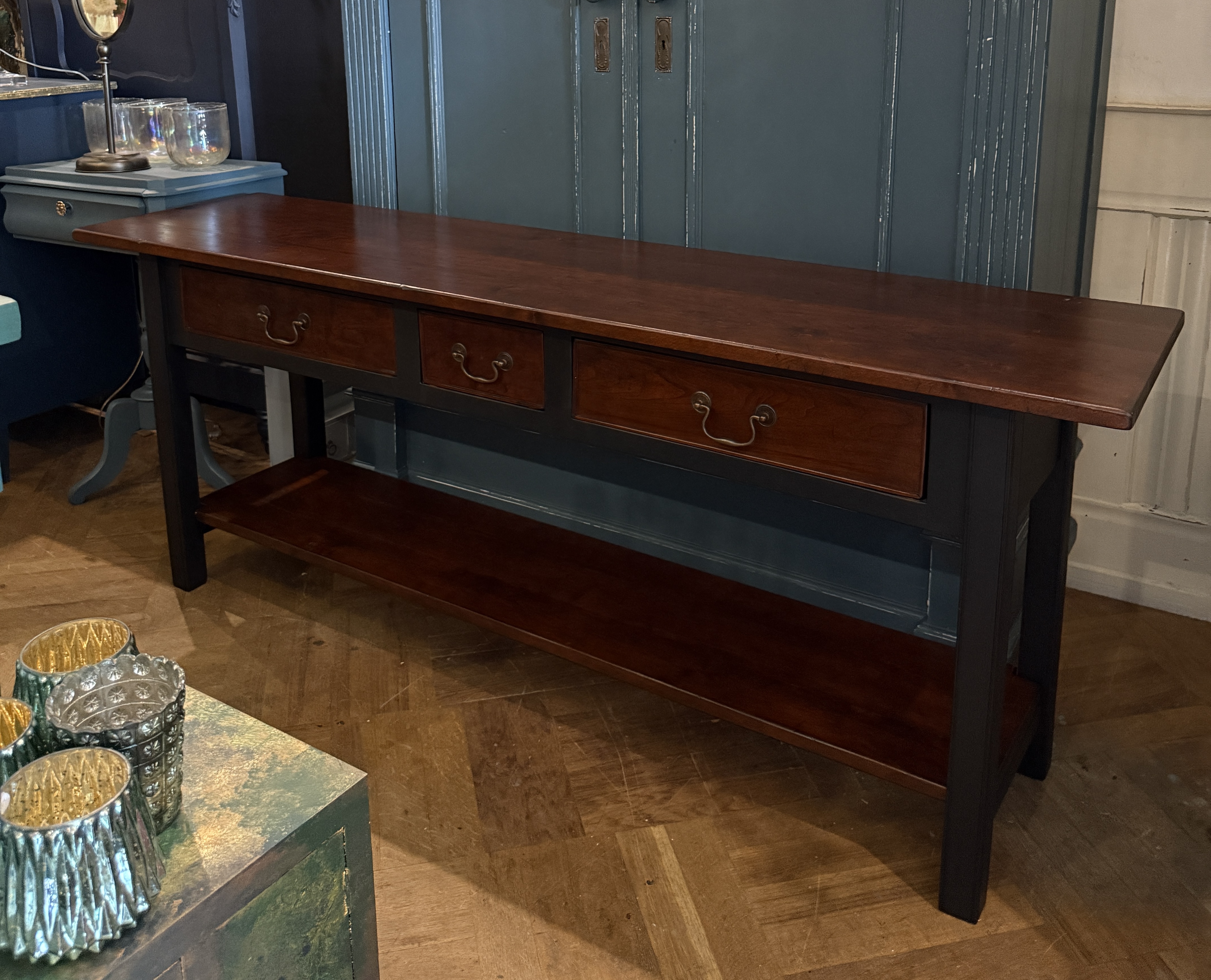 Grote vintage sidetable met lades