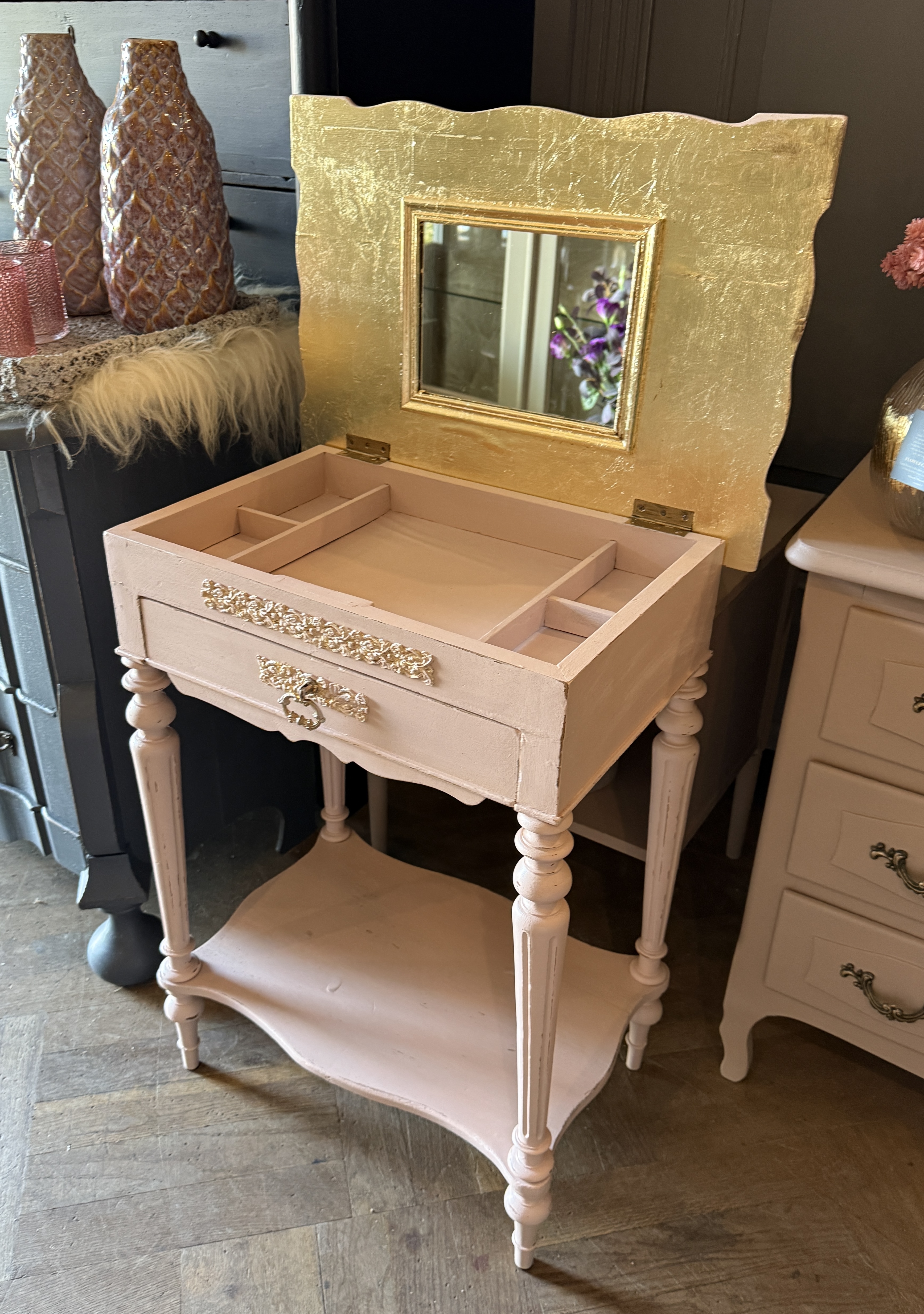 Klein kaptafeltje, brocante make-up tafeltje