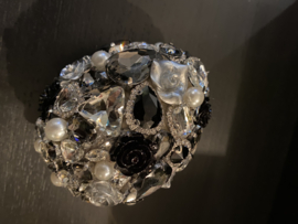 Uniek paasei M VdlM zwart wit zilver