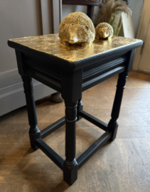 VERKOCHT Oud iniemini tafeltje, plantentafeltje