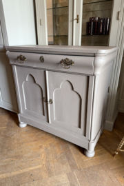 Antieke doorleefd kastje, vintage kast