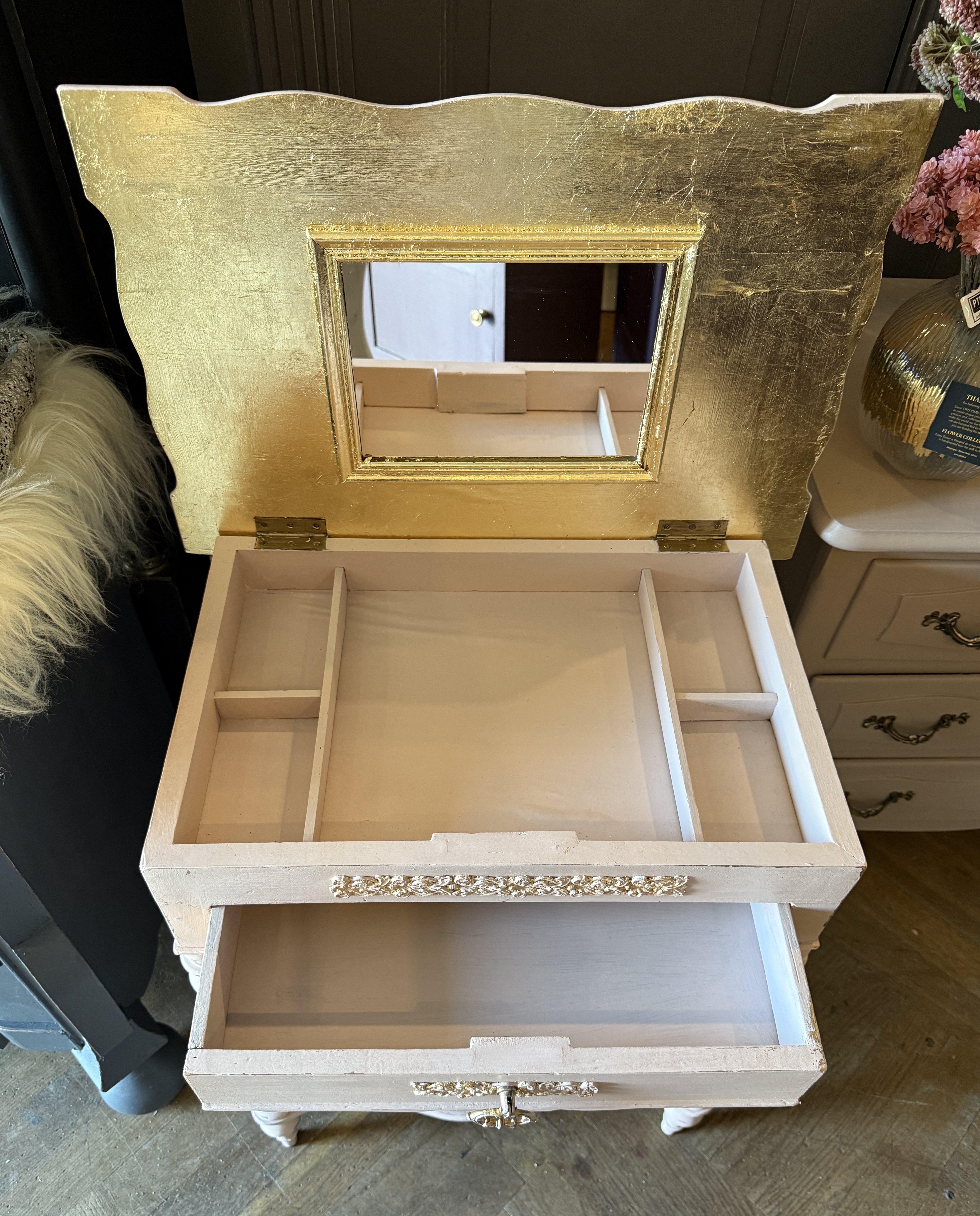 Klein kaptafeltje, brocante make-up tafeltje