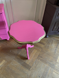 Vintage wijntafel in knalroze met goud
