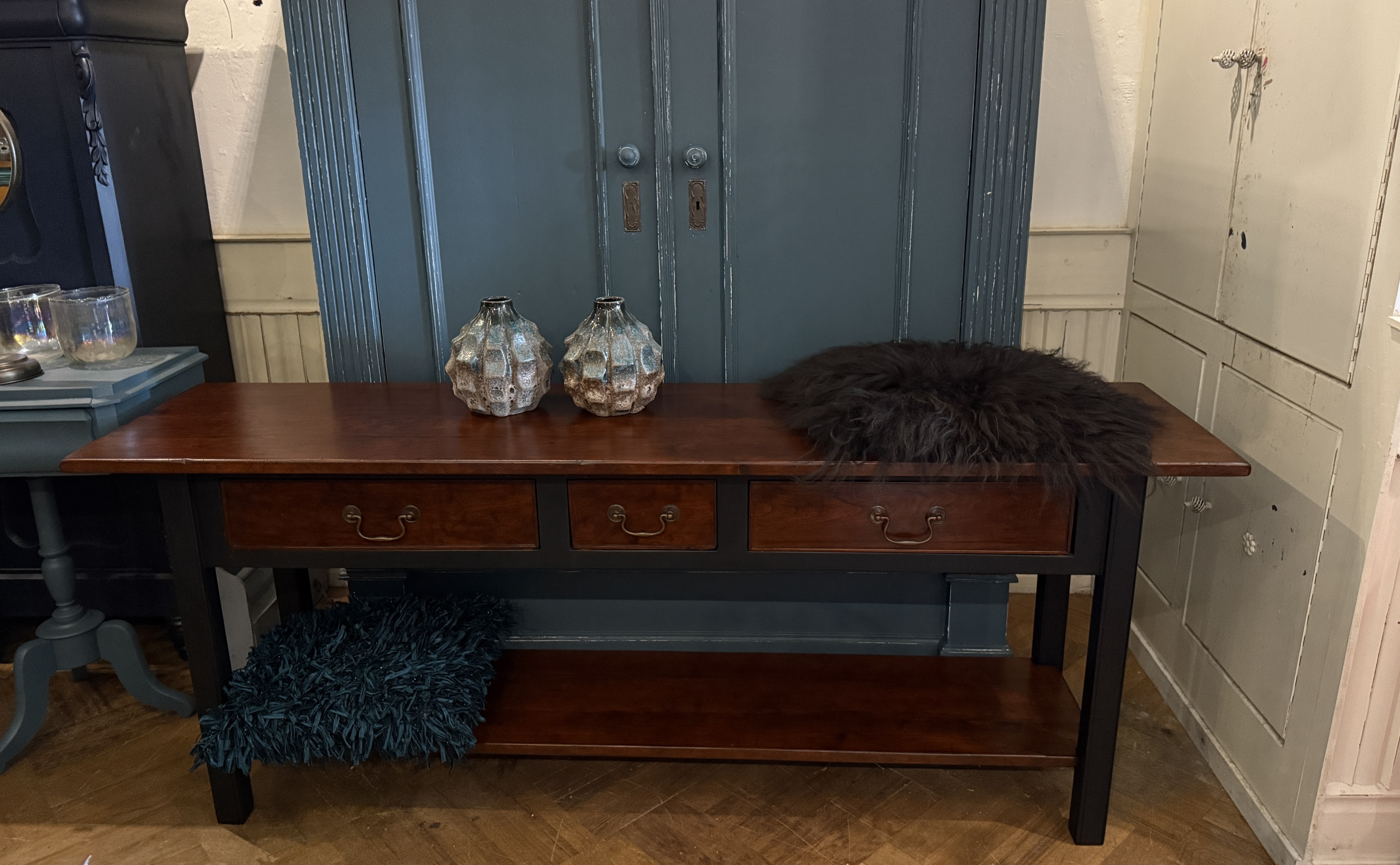 Grote vintage sidetable met lades
