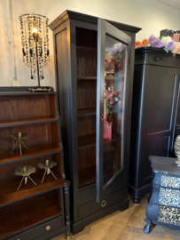 Hoge smalle vitrinekast, vintage kast