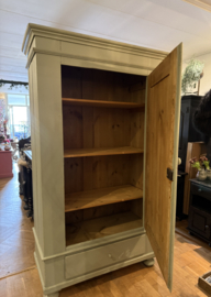 Antieke doorleefde ééndeurskast, oude kast