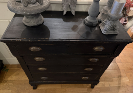 Antieke doorleefde ladekast, oude kast