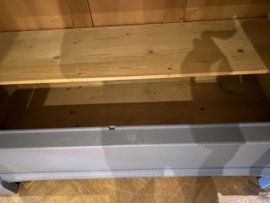 Grote, antieke linnenkast, servieskast, robuuste kast