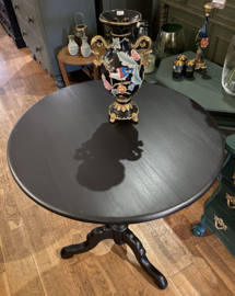 Grote wijntafel, kleine eettafel