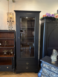 Hoge smalle vitrinekast, vintage kast