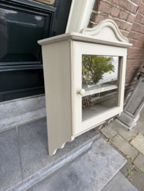 VERKOCHT Klein brocante vitrine wandkastje