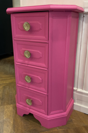 Vintage kastje, ladekast in knal roze