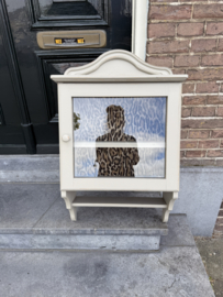 VERKOCHT Klein brocante vitrine wandkastje