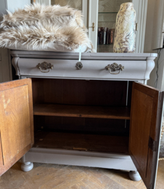 Antieke doorleefd kastje, vintage kast