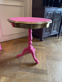 Vintage wijntafel in knalroze met goud