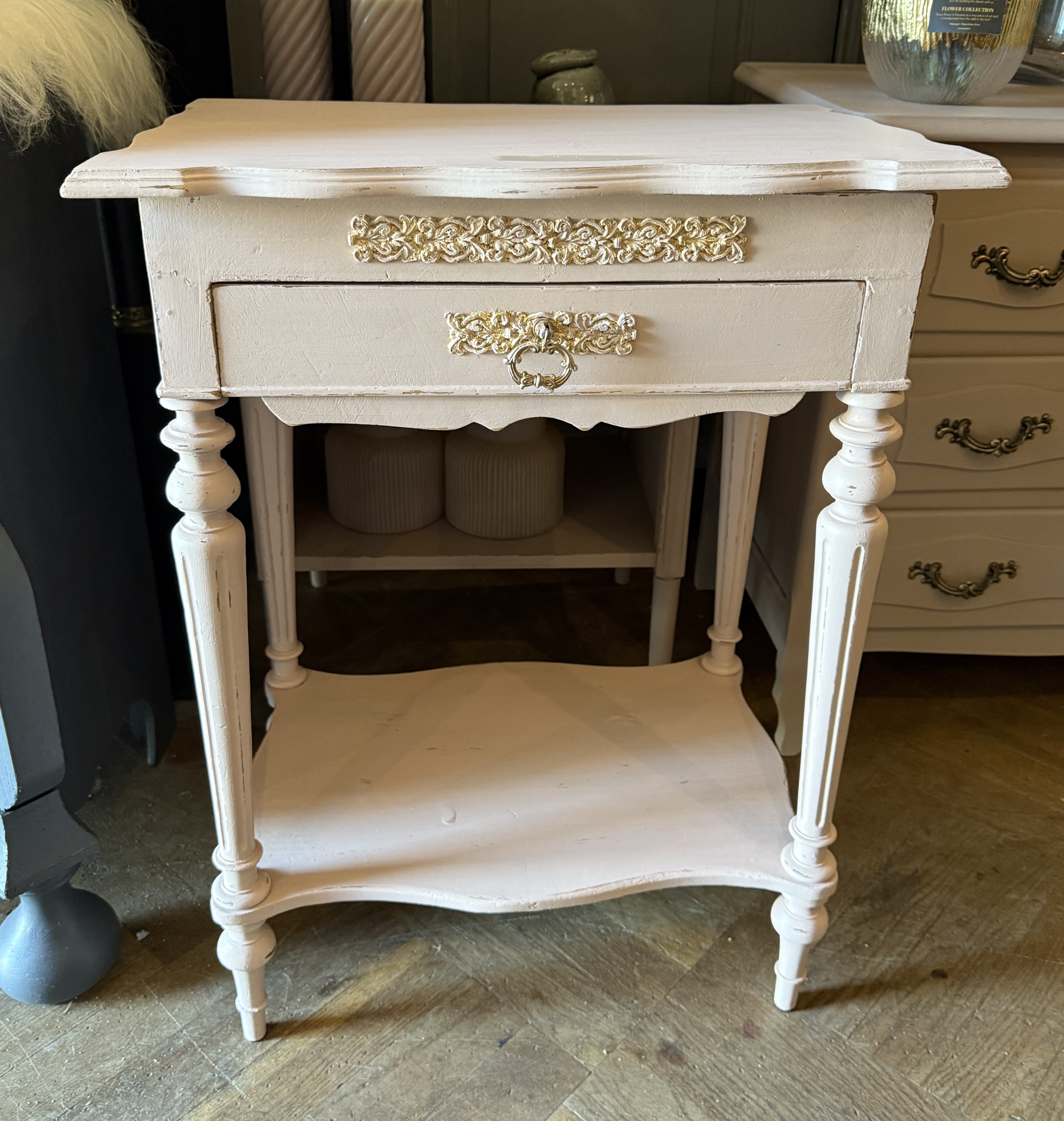 Klein kaptafeltje, brocante make-up tafeltje