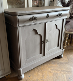 Antieke doorleefd kastje, vintage kast