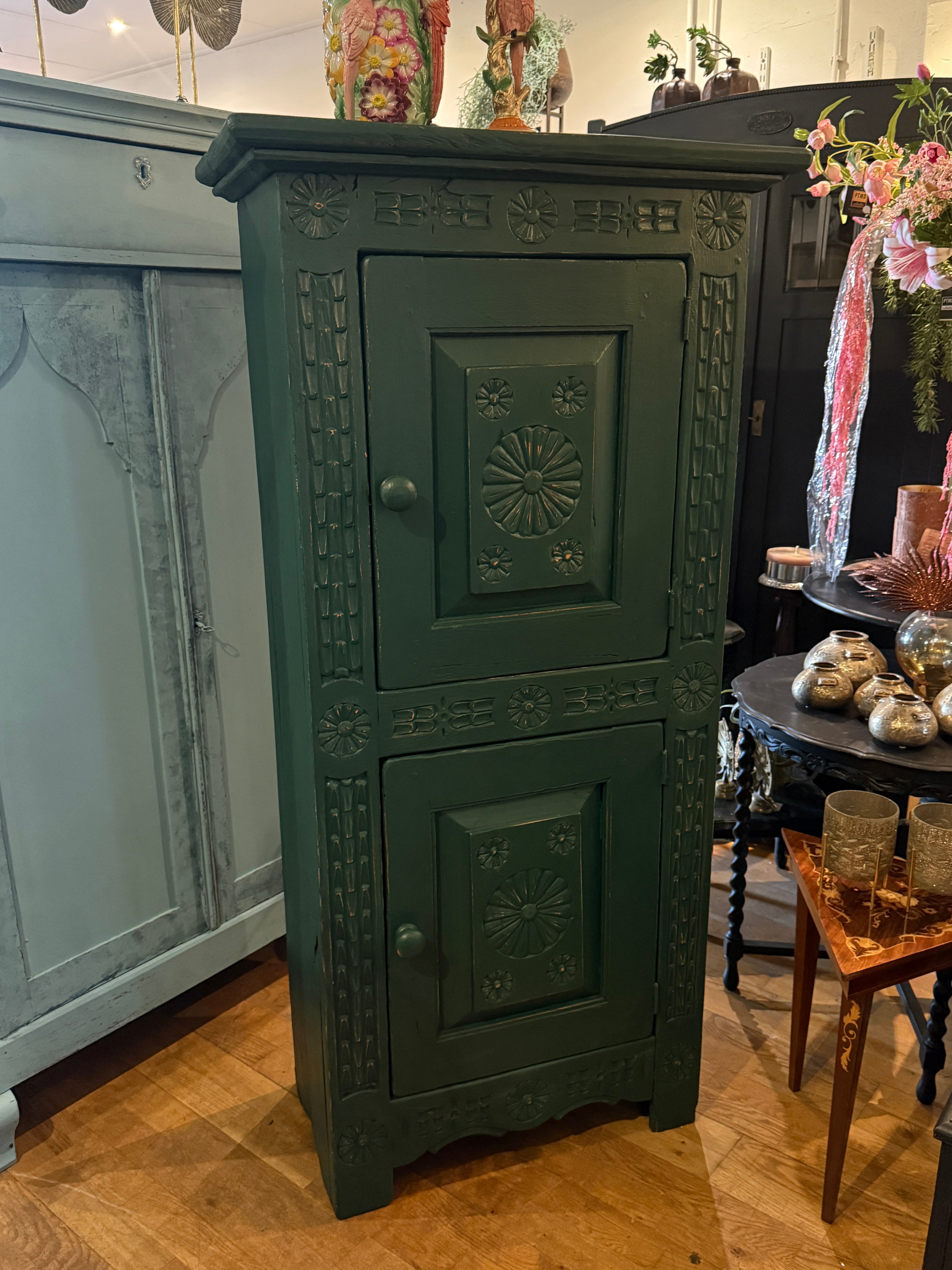 Antieke smalle  kast, oud kastje