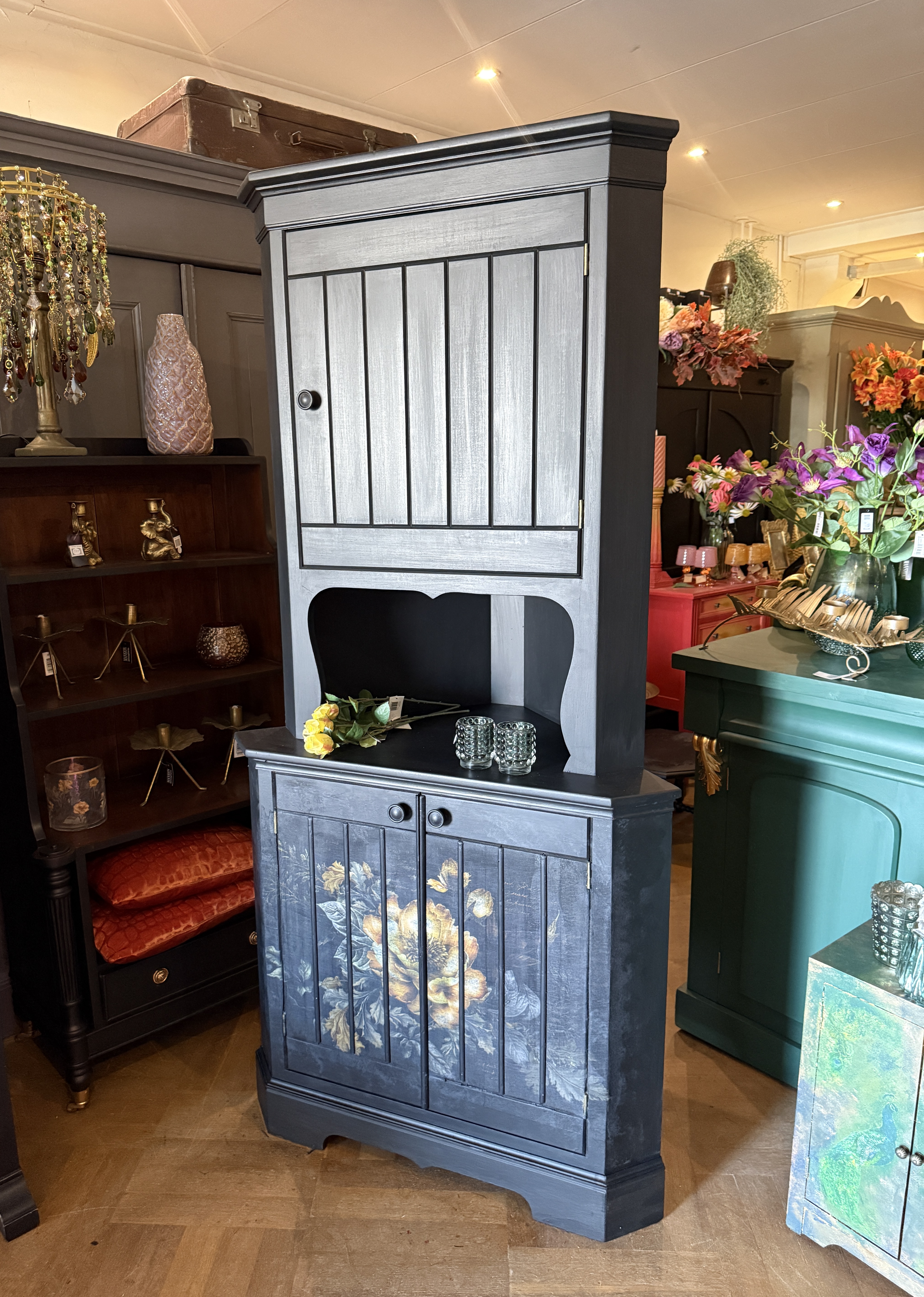 Vintage hoekkast, oude kast
