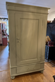 Antieke doorleefde ééndeurskast, oude kast