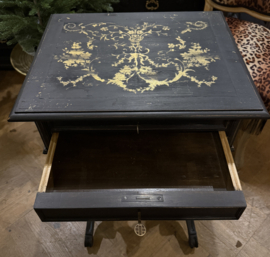 Antiek naaitafeltje, brocante ladetafeltje