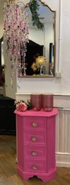 Vintage kastje, ladekast in knal roze