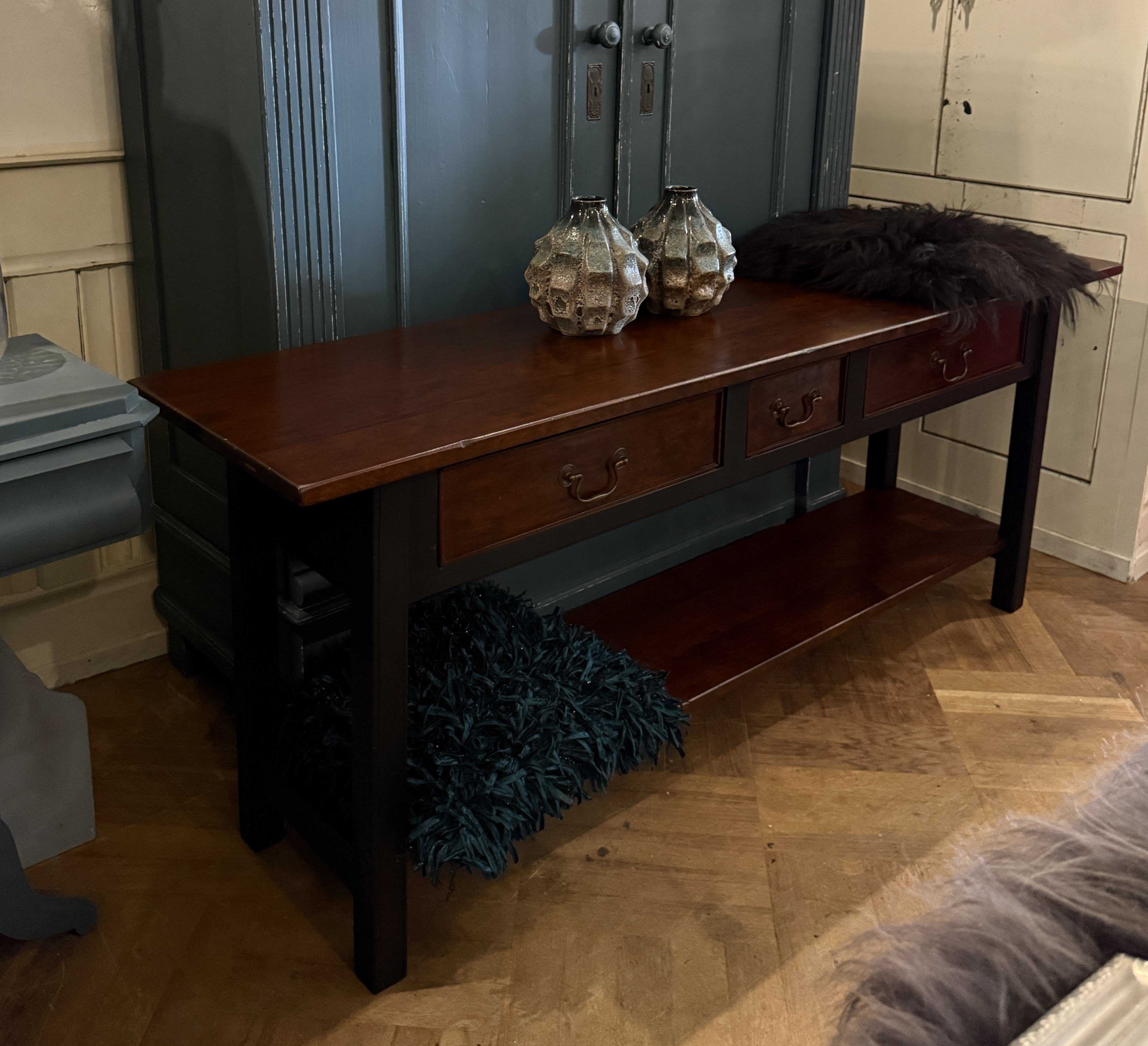 Grote vintage sidetable met lades