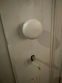 Antieke doorleefde ééndeurskast, oude kast