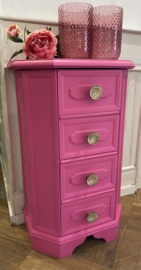 Vintage kastje, ladekast in knal roze
