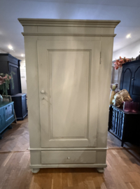 Antieke doorleefde ééndeurskast, oude kast