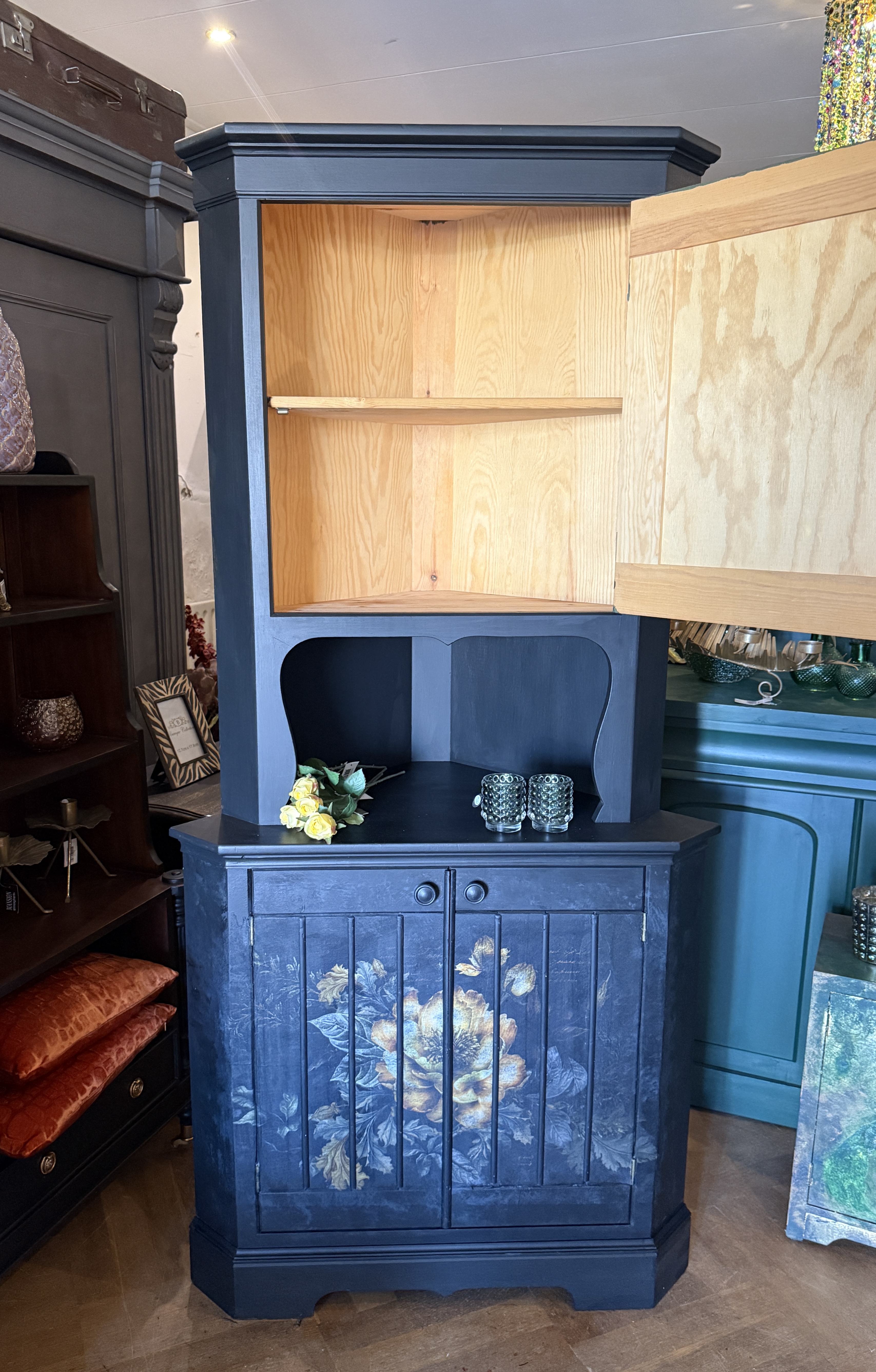 Vintage hoekkast, oude kast