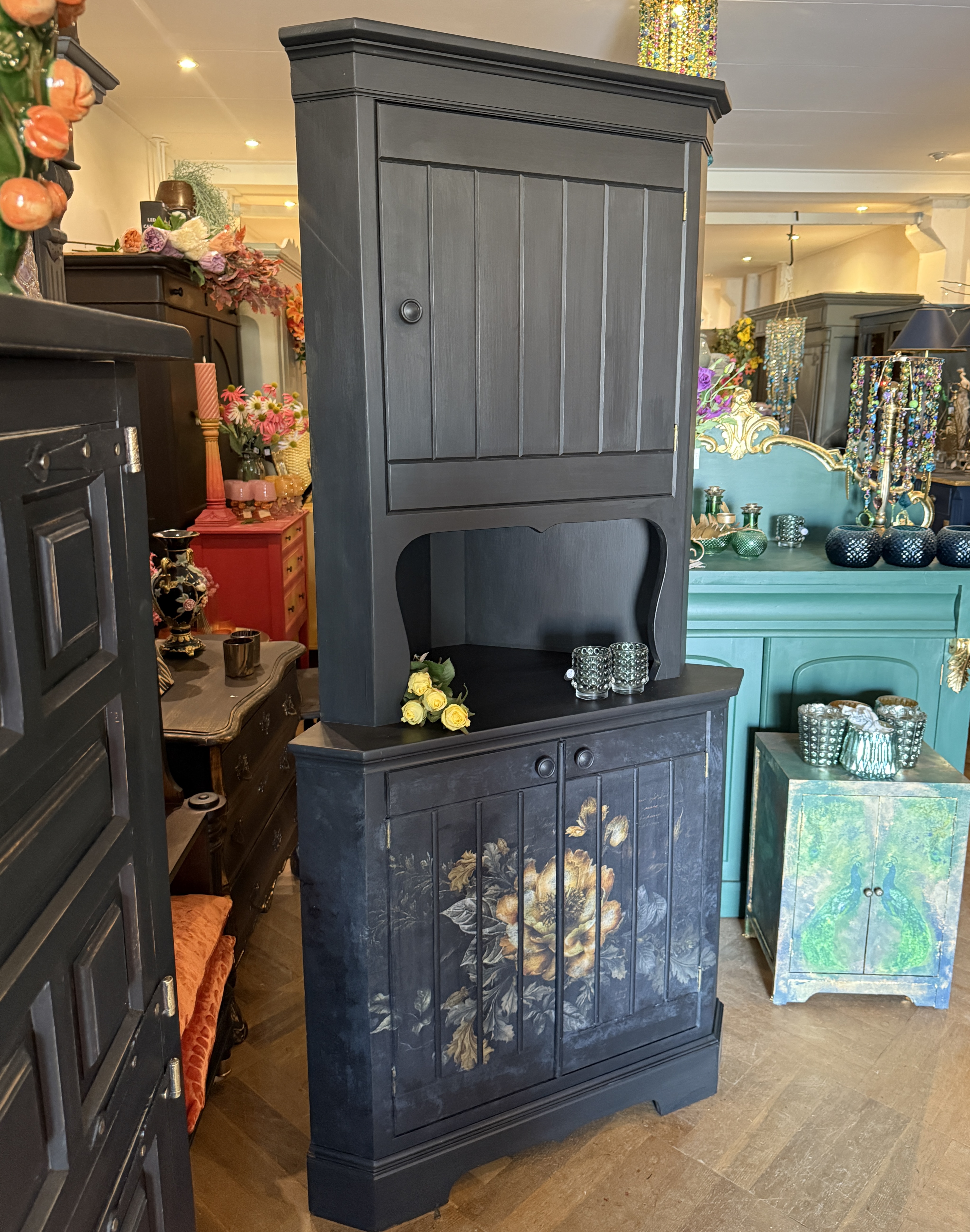 Vintage hoekkast, oude kast
