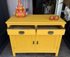 VERKOCHT  Vintage kastje, antieke kast okergeel