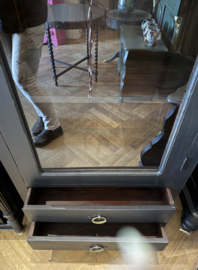 Hoge smalle vitrinekast, vintage kast