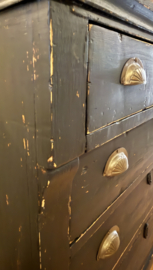 Antieke doorleefde ladekast, oude kast