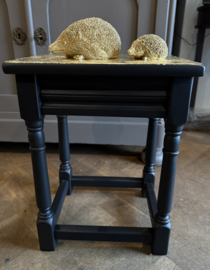 VERKOCHT Oud iniemini tafeltje, plantentafeltje