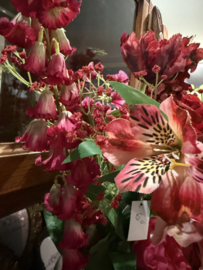 Vaas transparant/zwart met rood boeket