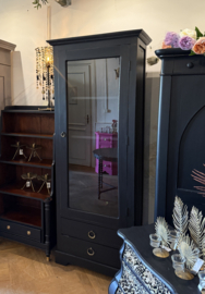 Hoge smalle vitrinekast, vintage kast