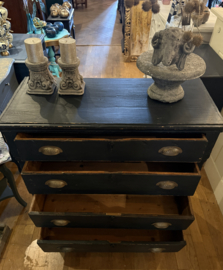 Antieke doorleefde ladekast, oude kast