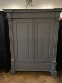 Grote, antieke linnenkast, servieskast, robuuste kast